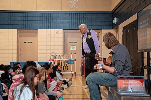 ETHAN CAIRNS / WINNIPEG FREE PRESS
Elder Winston, and music teacher Jordan Laidlaw gather with students of A. E. Wright School to rehearse a cree musical in Winnipeg, Manitoba on Monday June 6, 2022. 