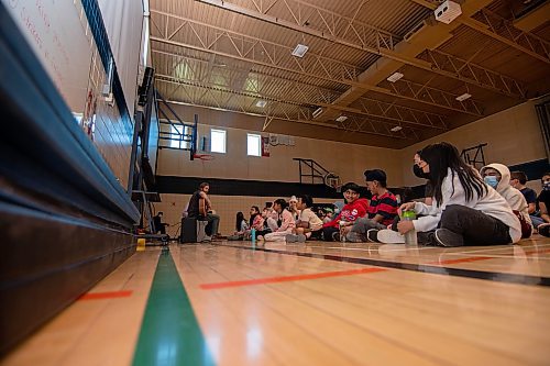 ETHAN CAIRNS / WINNIPEG FREE PRESS
Students of A. E. Wright School to rehearse a cree musical with Elder Winston, and music teacher Jordan Laidlaw in the gymnasium midday in Winnipeg, Manitoba on Monday June 6, 2022. 