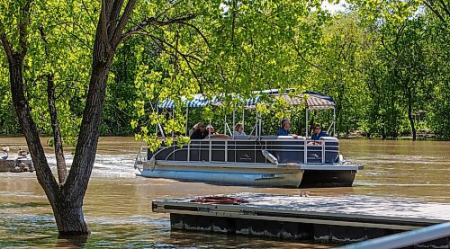 MIKE DEAL / WINNIPEG FREE PRESS
A Splash Dash tour boat arrives back to The Forks from a trip to Fort Gibraltar Monday afternoon.
See Katie May story
220606 - Monday, June 06, 2022.