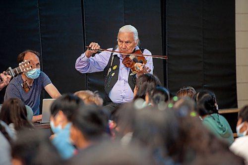 ETHAN CAIRNS / WINNIPEG FREE PRESS
Elder Winston plays violin to rehearse a musical with students at A. E. Wright School in Winnipeg, Manitoba on Monday June 6, 2022. The school is putting on what's believed to be the first Cree School Musical.