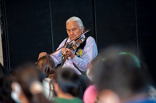 ETHAN CAIRNS / WINNIPEG FREE PRESS
Elder Winston plays violin to rehearse a musical with students at A. E. Wright School in Winnipeg, Manitoba on Monday June 6, 2022. The school is putting on what's believed to be the first Cree School Musical.