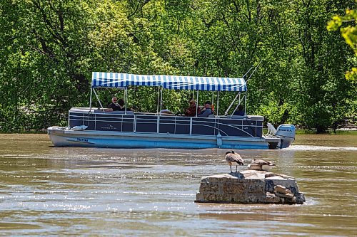 MIKE DEAL / WINNIPEG FREE PRESS
A Splash Dash tour boat takes a group to Fort Gibraltar where it will turn around and head back to The Forks.
See Katie May story
220606 - Monday, June 06, 2022.