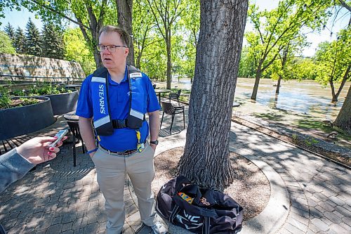 MIKE DEAL / WINNIPEG FREE PRESS
Dr Christopher Love, Water Smart and Safety Management Coordinator, &#xa0;Lifesaving Society Manitoba, talks about water safety during a bustling afternoon at The Forks.
See Katie May story
220606 - Monday, June 06, 2022.