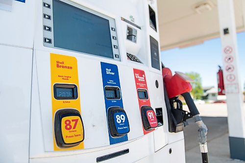 ETHAN CAIRNS / WINNIPEG FREE PRESS
Shell gas station on Jefferson Ave. has posted a price for regular gasoline at above two dollars in Winnipeg, Manitoba on Monday June 6, 2022