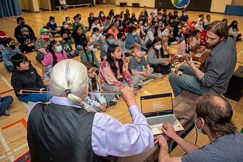 ETHAN CAIRNS / WINNIPEG FREE PRESS
Elder Winston plays the violin, and music teacher Jordan Laidlaw plays guitar with students of A. E. Wright School to rehearse a cree musical in Winnipeg, Manitoba on Monday June 6, 2022. 