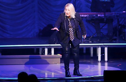 JOHN WOODS / WINNIPEG FREE PRESS
Jann Arden talks to latecomers as sound techs try to fix her mike during a performance at Club Regent in Winnipeg Monday, June 6, 2022. 

Re: ? 