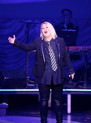 JOHN WOODS / WINNIPEG FREE PRESS
Jann Arden tells stories as sound techs try to fix her mike during a performance at Club Regent in Winnipeg Monday, June 6, 2022. 

Re: ? 