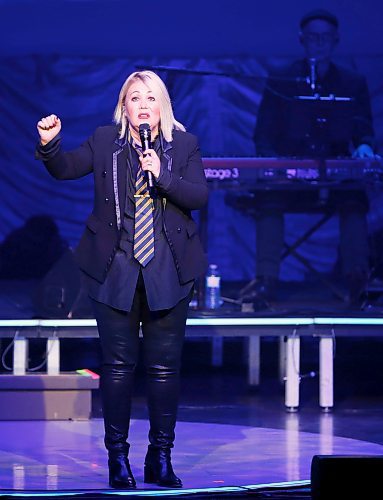 JOHN WOODS / WINNIPEG FREE PRESS
Jann Arden tells stories as sound techs try to fix her mike during a performance at Club Regent in Winnipeg Monday, June 6, 2022. 

Re: ? 