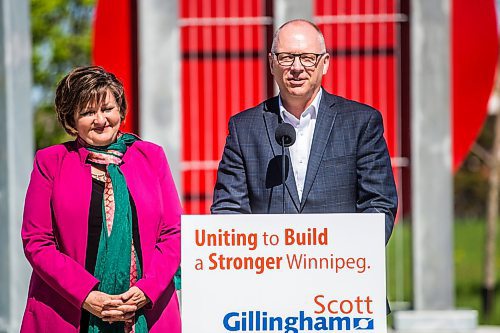 MIKAELA MACKENZIE / WINNIPEG FREE PRESS

Mayoral candidate Scott Gillingham speaks after being endorsed by councillor Janice Lukes at Kirkbridge Park in Winnipeg on Tuesday, June 7, 2022.  For Tyler story.
Winnipeg Free Press 2022.