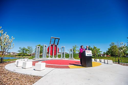 MIKAELA MACKENZIE / WINNIPEG FREE PRESS

Councillor Janice Lukes endorses mayoral candidate Scott Gillingham at Kirkbridge Park in Winnipeg on Tuesday, June 7, 2022.  For Tyler story.
Winnipeg Free Press 2022.