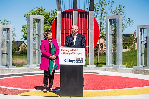 MIKAELA MACKENZIE / WINNIPEG FREE PRESS

Mayoral candidate Scott Gillingham speaks after being endorsed by councillor Janice Lukes at Kirkbridge Park in Winnipeg on Tuesday, June 7, 2022.  For Tyler story.
Winnipeg Free Press 2022.