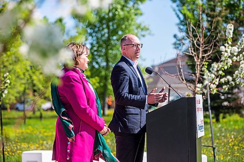 MIKAELA MACKENZIE / WINNIPEG FREE PRESS

Mayoral candidate Scott Gillingham speaks after being endorsed by councillor Janice Lukes at Kirkbridge Park in Winnipeg on Tuesday, June 7, 2022.  For Tyler story.
Winnipeg Free Press 2022.