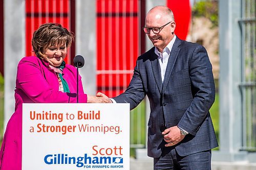 MIKAELA MACKENZIE / WINNIPEG FREE PRESS

Councillor Janice Lukes endorses mayoral candidate Scott Gillingham at Kirkbridge Park in Winnipeg on Tuesday, June 7, 2022.  For Tyler story.
Winnipeg Free Press 2022.