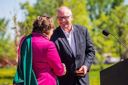 MIKAELA MACKENZIE / WINNIPEG FREE PRESS

Councillor Janice Lukes endorses mayoral candidate Scott Gillingham at Kirkbridge Park in Winnipeg on Tuesday, June 7, 2022.  For Tyler story.
Winnipeg Free Press 2022.