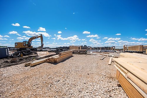 MIKAELA MACKENZIE / WINNIPEG FREE PRESS

New housing development construction in Niverville on Monday, June 6, 2022.  For Gabby story.
Winnipeg Free Press 2022.