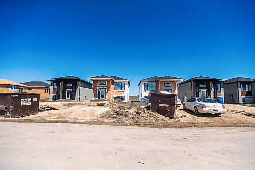 MIKAELA MACKENZIE / WINNIPEG FREE PRESS

New housing development construction in Niverville on Monday, June 6, 2022.  For Gabby story.
Winnipeg Free Press 2022.