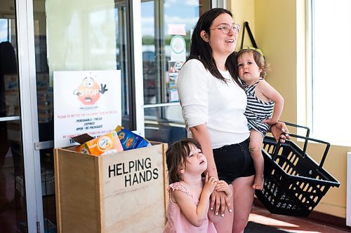 MIKAELA MACKENZIE / WINNIPEG FREE PRESS

Kelsey Brown and her kids, Nora (one) and Ivy (three) chat with the Free Press at the Bigway Foods grocery store in Niverville on Monday, June 6, 2022.  For Gabby story.
Winnipeg Free Press 2022.