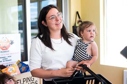 MIKAELA MACKENZIE / WINNIPEG FREE PRESS

Kelsey Brown and her kids, Nora (one) and Ivy (three) chat with the Free Press at the Bigway Foods grocery store in Niverville on Monday, June 6, 2022.  For Gabby story.
Winnipeg Free Press 2022.