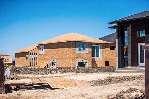 MIKAELA MACKENZIE / WINNIPEG FREE PRESS

New housing development construction in Niverville on Monday, June 6, 2022.  For Gabby story.
Winnipeg Free Press 2022.