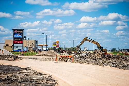 MIKAELA MACKENZIE / WINNIPEG FREE PRESS

Construction in Niverville on Monday, June 6, 2022.  For Gabby story.
Winnipeg Free Press 2022.