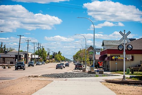 MIKAELA MACKENZIE / WINNIPEG FREE PRESS

Main Street in Niverville on Monday, June 6, 2022.  For Gabby story.
Winnipeg Free Press 2022.