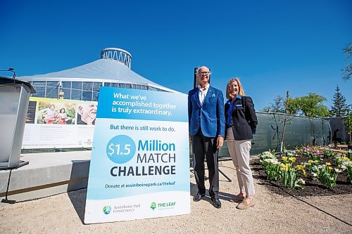 MIKE DEAL / WINNIPEG FREE PRESS
Hartley Richardson and Margaret Redmond, President and CEO at Assiniboine Park Conservancy, reveal the fundraising challenge poster.
The Assiniboine Park Conservancy launched a fundraising campaign Tuesday morning that will go until the end of July with the hopes of raising $1.5 million from the community for The Leaf, Canada's Diversity Gardens.
220607 - Tuesday, June 07, 2022.