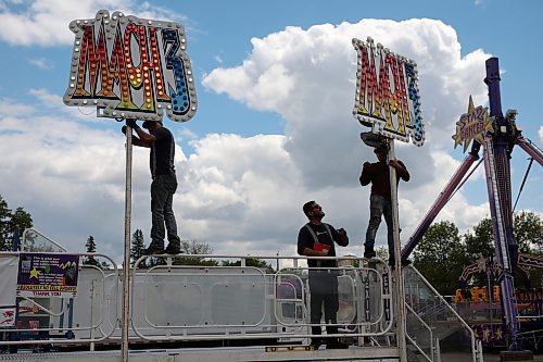 07062022
Workers set up the Mach 3 midway ride in preparation for the Manitoba Summer Fair on Tuesday. 
(Tim Smith/The Brandon Sun)03062022

