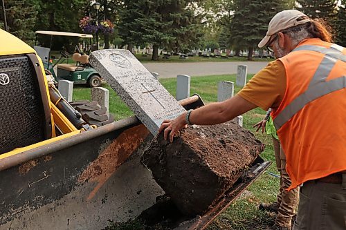 08092022
Henry Williamson steadies a removed headstone at the Brandon Municipal Cemetery on Thursday while working to replace it with a new headstone. 
(Tim Smith/The Brandon Sun)
