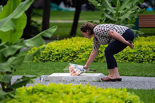 Daniel Crump / Winnipeg Free Press. A person places flowers at the base of where a statue of Queen Elizabeth II once stood in the Queen Elizabeth II gardens next to Government House of Manitoba in Winnipeg. The Queen, Englands longest reigning monarch, passed away at her residence in Balmoral, Scotland, earlier today. September 8, 2022.