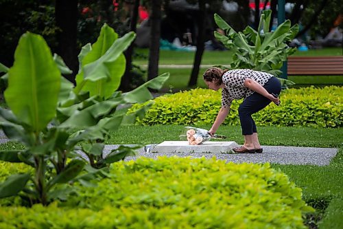 Daniel Crump / Winnipeg Free Press. A person places flowers at the base of where a statue of Queen Elizabeth II once stood in the Queen Elizabeth II gardens next to Government House of Manitoba in Winnipeg. The Queen, Englands longest reigning monarch, passed away at her residence in Balmoral, Scotland, earlier today. September 8, 2022.