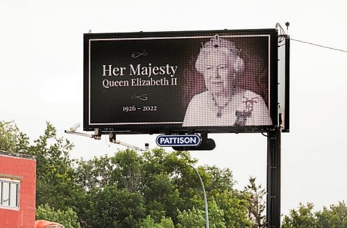 RUTH BONNEVILLE / WINNIPEG FREE PRESS

Local - Billboard RIP Queen

Pattison Advertising honours Queen Elizabeth 2nd with a large, digital billboard on Route 90 near Silver Ave. Thursday.  The billboard has a photo of her and says &quot;Her Majesty Queen Elizabeth 2nd,  1926 - 2022

Sept 9th,  2022
