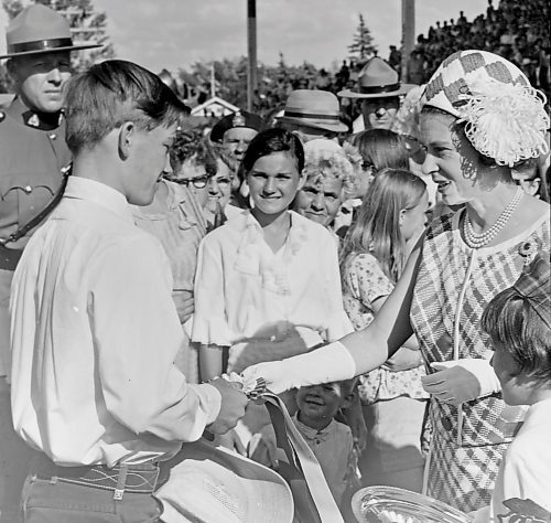 Lyle Brown receives the championshi ribbon from Queen Elizabeth II for best six-horse hitch during a royal visit to Brandon in 1970. (Brandon Sun Files)