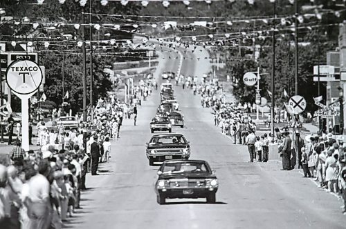 Queen Elizabeth II's royal cavalcade entering Minnedosa in 1970. (Brandon Sun Files)