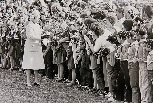 Queen Elizabeth II greets children gathered in Brandon to meet her during her royal visit to Manitoba in 1984. (Brandon Sun Files)
