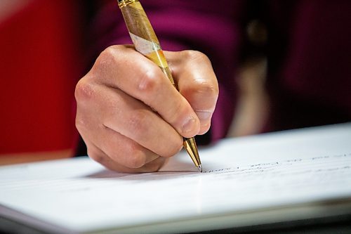 Daniel Crump / Winnipeg Free Press. Premier Heather Stefanson signs the book of condolences commemorating Queen Elizabeth II at the Manitoba legislature in Winnipeg. September 8, 2022.