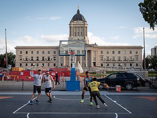 JESSICA LEE / WINNIPEG FREE PRESS

From left to right: Bryce McDonald, Robert Kilmartin, Justin Lange and Favour Ugbah play basketball at Memorial Boulevard and Broadway Ave. on September 9, 2022. The intersection is shut down to pedestrian only traffic for ManyFest which runs until Sunday.

Stand up