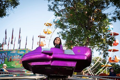 JESSICA LEE / WINNIPEG FREE PRESS

Mia Margaret, 6, rides a spaceship at Memorial Boulevard and Broadway Ave. on September 9, 2022. The intersection is shut down to pedestrian only traffic for ManyFest which runs until Sunday.

Stand up