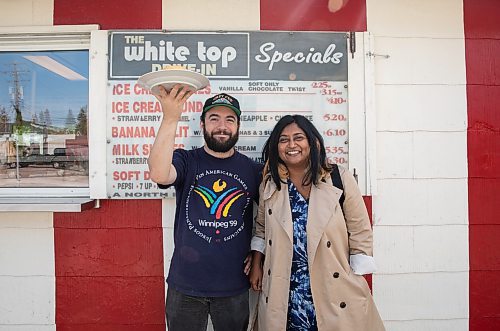 JESSICA LEE / WINNIPEG FREE PRESS

Reporters AV Kitching (right) and Ben Waldman are photographed with the burger for Le Burger Week from The White Top Drive-In on September 12, 2022 at the eatery.

Reporters: AV Kitching and Ben Waldman