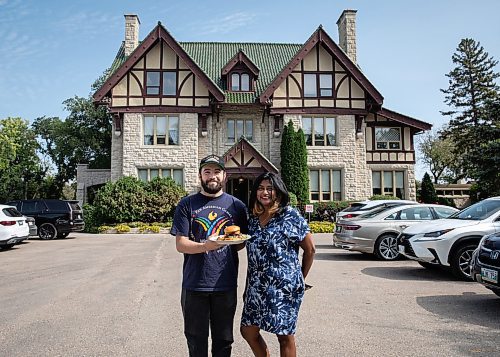 JESSICA LEE / WINNIPEG FREE PRESS

Reporters AV Kitching (right) and Ben Waldman are photographed with the burger for Le Burger Week from 529 Wellington Steakhouse on September 12, 2022 at the restaurant.

Reporters: AV Kitching and Ben Waldman