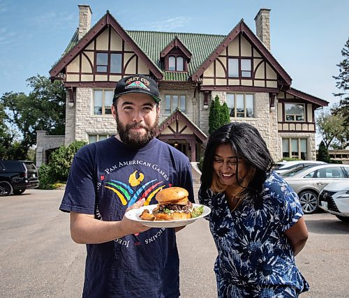 JESSICA LEE / WINNIPEG FREE PRESS

Reporters AV Kitching (right) and Ben Waldman are photographed with the burger for Le Burger Week from 529 Wellington Steakhouse on September 12, 2022 at the restaurant.

Reporters: AV Kitching and Ben Waldman