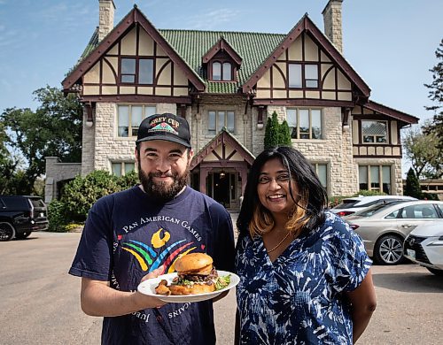 JESSICA LEE / WINNIPEG FREE PRESS

Reporters AV Kitching (right) and Ben Waldman are photographed with the burger for Le Burger Week from 529 Wellington Steakhouse on September 12, 2022 at the restaurant.

Reporters: AV Kitching and Ben Waldman