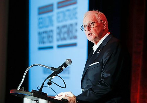 JOHN WOODS / WINNIPEG FREE PRESS
Stuart Murray, Chair, Travel Manitoba Board of Directors, speaks at the Travel Manitoba AGM at a downtown hotel in Winnipeg Monday, September 12, 2022. 

Re: gabby