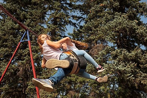 12092022
Skyler Smith and Makenzie Cousley swing at Edrans Christian School in the small community of Edrans, north of Sidney, Manitoba, during lunch recess on a hot Monday. The private school currently has eight students between grades K-9 enrolled.  (Tim Smith/The Brandon Sun)
