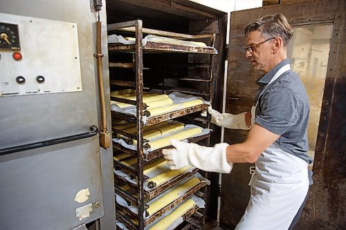 MIKE DEAL / WINNIPEG FREE PRESS
Russ puts a rack of poppyseed rolls into the huge walk-in oven.
Russ Meier, owner of the Donut House, 500 Selkirk Avenue, which has been around in one form or another - OK, mostly round - for 75 years, this year.
220913 - Tuesday, September 13, 2022.