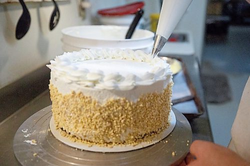 MIKE DEAL / WINNIPEG FREE PRESS
Double layer cakes get iced.
Russ Meier, owner of the Donut House, 500 Selkirk Avenue, which has been around in one form or another - OK, mostly round - for 75 years, this year.
220913 - Tuesday, September 13, 2022.