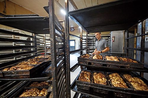 MIKE DEAL / WINNIPEG FREE PRESS
Racks of Apple Cinnamon bread are taken out of the proofing oven.
Russ Meier, owner of the Donut House, 500 Selkirk Avenue, which has been around in one form or another - OK, mostly round - for 75 years, this year.
220913 - Tuesday, September 13, 2022.