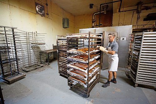 MIKE DEAL / WINNIPEG FREE PRESS
Russ Meier removes the freshly baked poppyseed rolls from the huge walk-in oven.
Russ Meier, owner of the Donut House, 500 Selkirk Avenue, which has been around in one form or another - OK, mostly round - for 75 years, this year.
220913 - Tuesday, September 13, 2022.