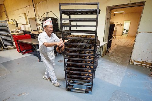 MIKE DEAL / WINNIPEG FREE PRESS
Bakery Foreman, Thuan Nguyen moves some freshly baked muffins off to the side to cool.
Russ Meier, owner of the Donut House, 500 Selkirk Avenue, which has been around in one form or another - OK, mostly round - for 75 years, this year.
220913 - Tuesday, September 13, 2022.