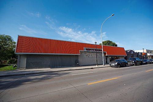 MIKE DEAL / WINNIPEG FREE PRESS
Russ Meier, owner of the Donut House, 500 Selkirk Avenue, which has been around in one form or another - OK, mostly round - for 75 years, this year.
220913 - Tuesday, September 13, 2022.