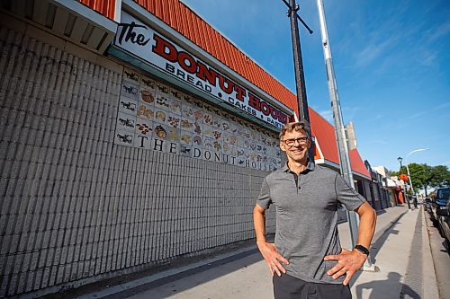 MIKE DEAL / WINNIPEG FREE PRESS
Russ Meier, owner of the Donut House, 500 Selkirk Avenue, which has been around in one form or another - OK, mostly round - for 75 years, this year.
220913 - Tuesday, September 13, 2022.